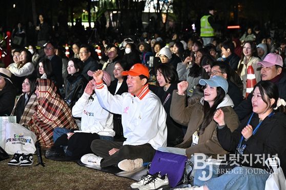 오세훈 서울시장이 10일(금) 영등포구 여의도한강공원에서 열린 '2026 서울스프링페스티벌'에서 시민들과 함께 '한강 드론라이트쇼'를 관람하고 있다.