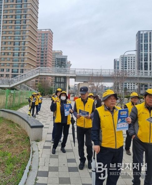 파주시 운정6동 실버경찰대봉사단, 에너지 절약 실천을 위한 거리 홍보 전개