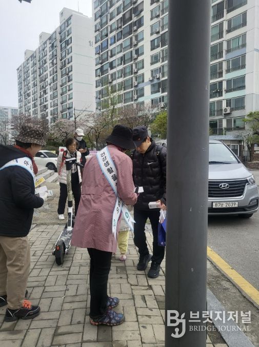 건강지도사들이 11일 성포동 일원에서 '건강마을 비만 예방 캠페인'을 하고 있다.