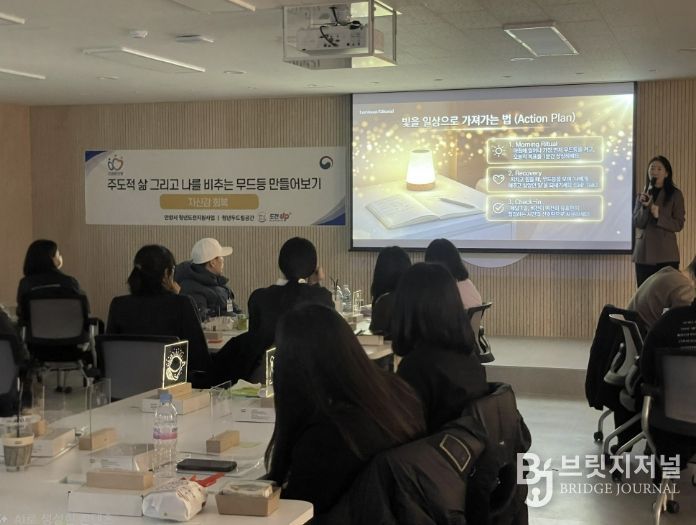 청년도전 지원사업(2025) 무드등 만들어보기 프로그램 진행 사진