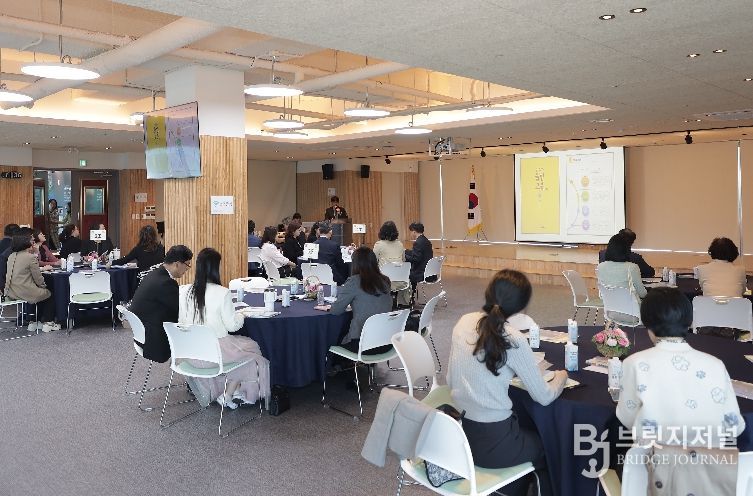 울산 지역 학교관리자와 학부모회장들이 13일 교육연구정보원 박상진 홀에서 '공감 기반 소통 연수'를 듣고있다