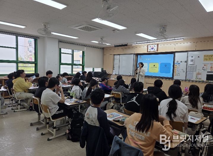 용연초 6학년 학생들이 14일 울주도서관이 주관하는 '청소년진로독서 프로그램' 수업을 듣고있다.