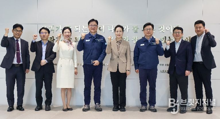 이진희 관세청 통관국장(오른쪽 네번째)이 14일 HD현대오일뱅크 대산공장을 방문하여 현장 애로사항을 직접 청취한 뒤 업체 관계자들과 기념 촬영하고 있다
<p> </p>
<p>