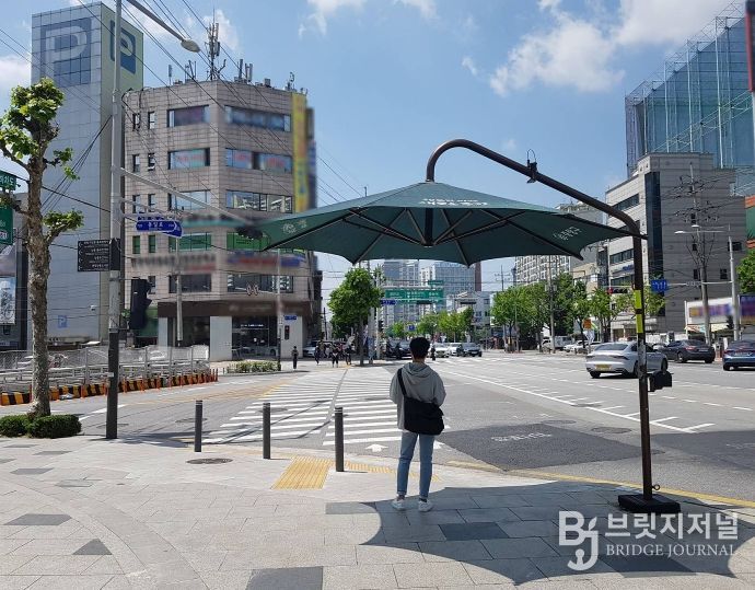 무더위 그늘막이 설치되어 있는 모습