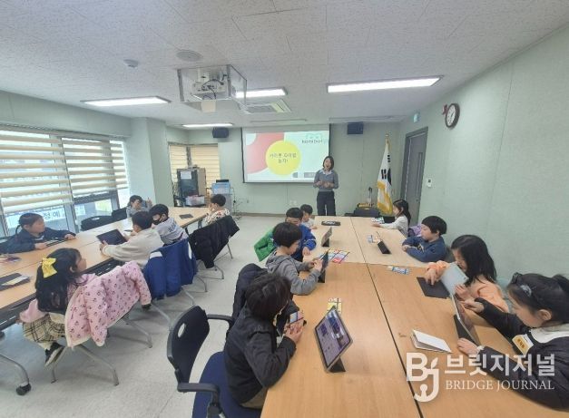 구로미래인재 로봇코딩 프로젝트 1기 초등학교 1·2학년 학생들이 카미봇 프로그램 수업을 듣고 있다.