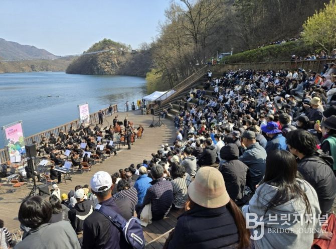 생거진천문화재단 기획 무대(군립교햑안단 공연)