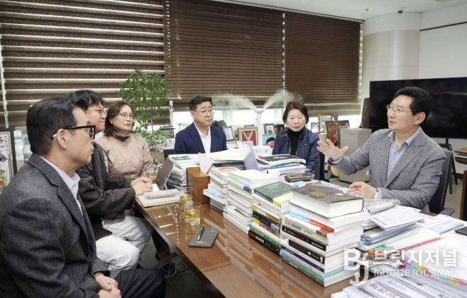 용인특례시 수지구 동천동 공동주택 7곳의 입주자대표회의 주민들은 14일 시청을 방문해 대중교통 개선을 건의했다