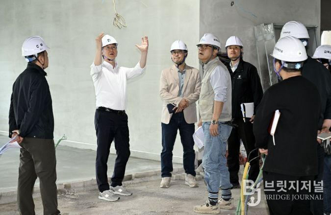 이민근 안산시장(왼쪽 두번째) 14일 '안산 공동체 복합시설' 건립공사 현장을 방문해 사업진행 상황과 안전관리 실태를 점검하고 있다.