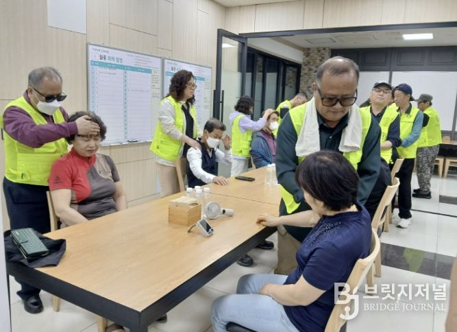 시각장애인 전문 안마사의 안마 봉사 현장