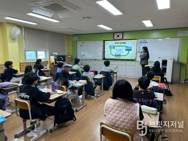 농소초 5학년 학생들이 8일 교실에서 생태전환교육을 듣고 있다