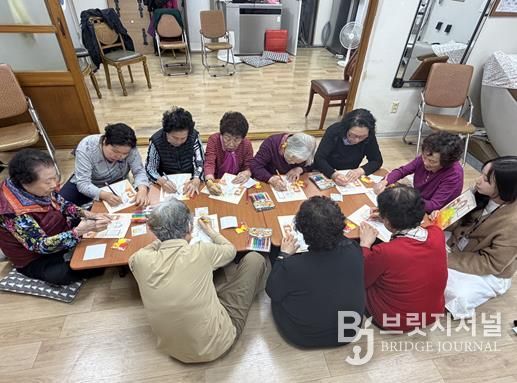 2025년 남구치매안심센터에서 한 경로당을 찾아 치매예방교실 하는 모습.