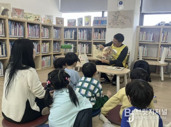 의왕시 청계참고운도서관 책 읽어주기 '우루루'프로그램 운영