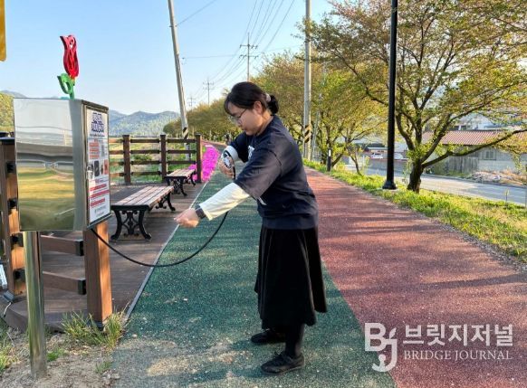 밀양시 무안면 청도천 제방에 설치된 해충기피분사제를 방문객이 사용하고 있다.