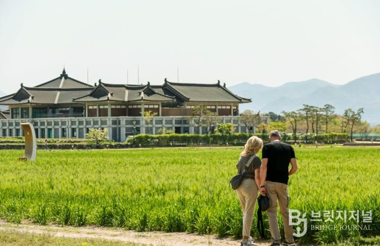 경주 황룡사지 일대에서 외국인 관광객 커플이 유적지를 둘러보고 있다.