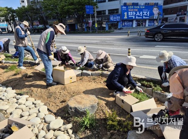 시민정원사의 손으로 새롭게 단장한 금암분수광장
