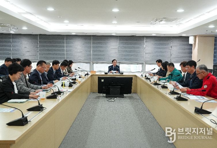 1. 김석필 천안시장 권한대행 부시장이 16일 오전 시청 대회의실에서 4급 이상 간부 공무원들이 참석한 가운데 ‘고유가 피해지원금’의 신속한 지급과 민생 안정 대책을 논의하고 있다.