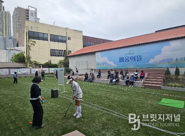 “강의실 밖 잔디광장에서 누리는 배움의 즐거움”