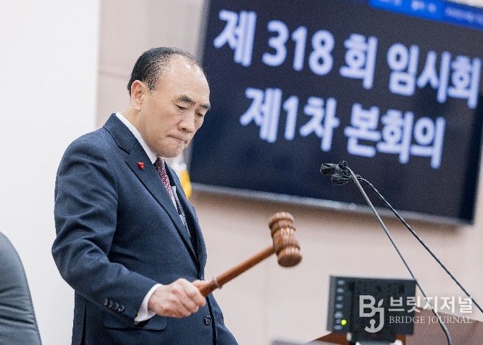 성북구의회 임태근 의장이 제318회 임시회를 주재하고 있는 모습