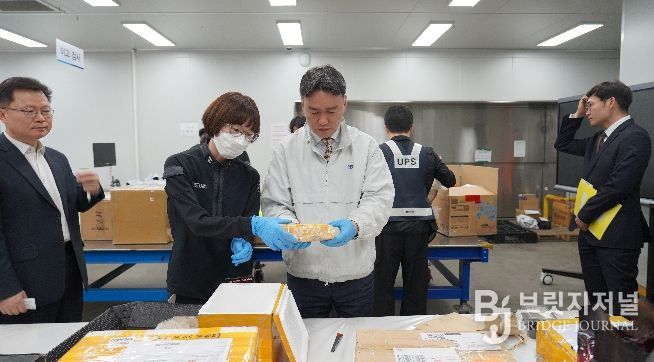 이종욱 관세청 차장(왼쪽 세번째)이 16일 인천공항세관 특송물류센터를 방문하여 통관 단계에서의 마약류 단속 프로세스를 점검하고 있다